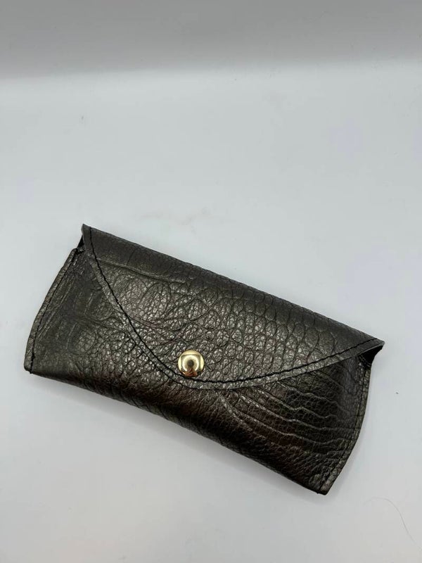 Brillenhoes croco licht metallic bruin