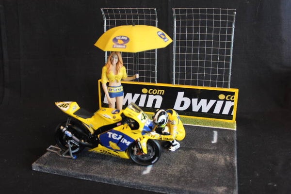 Diorama Starting grid with wall and fences Bwin 1:12