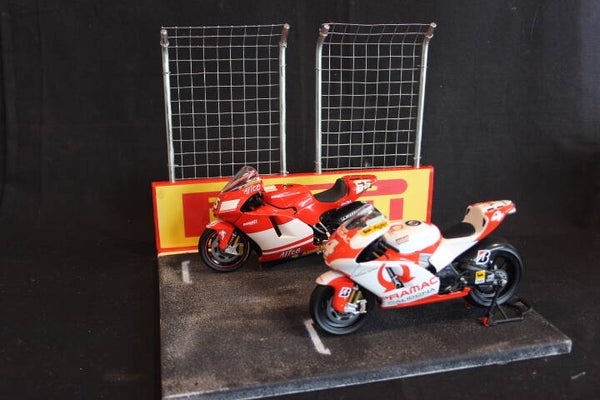 Diorama Starting grid with wall and fences Pirelli 1:12