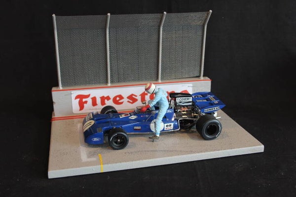 Diorama Starting grid with wall and fence 1:18