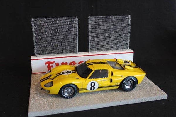 Diorama Starting grid with wall and fences Firestone 1:18