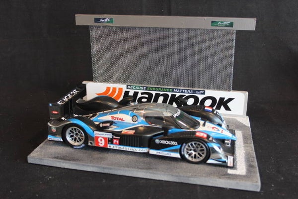 Diorama Starting grid with wall and fence Hankook 1:18