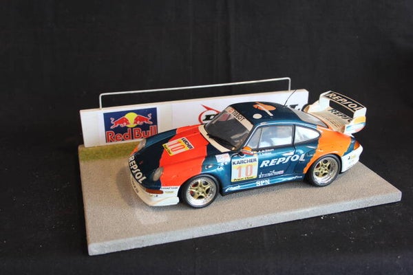Diorama Starting grid with wall Red Bull / Dunlop 1:18