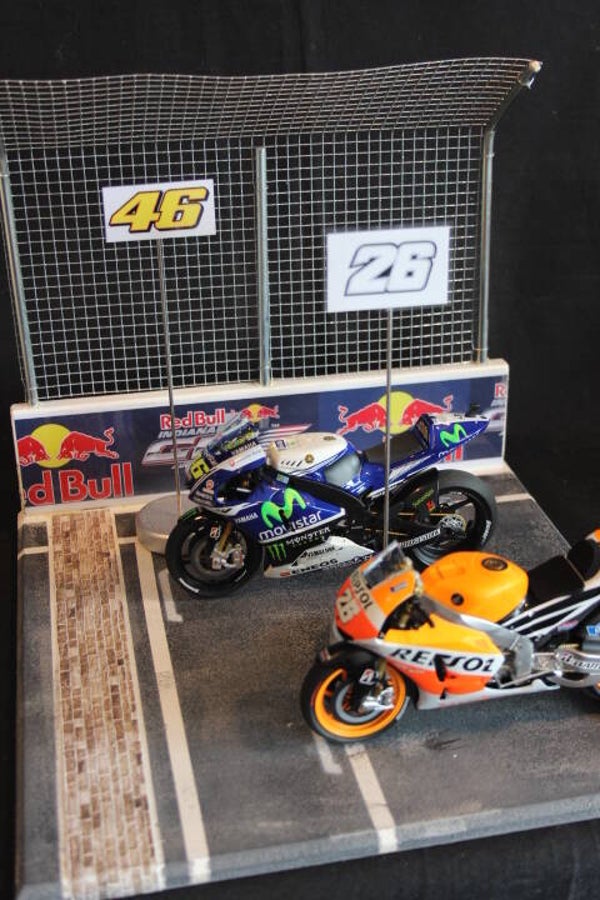 Diorama Reb Bull Moto GP Indianapolis Starting grid with wall and fences 1:12