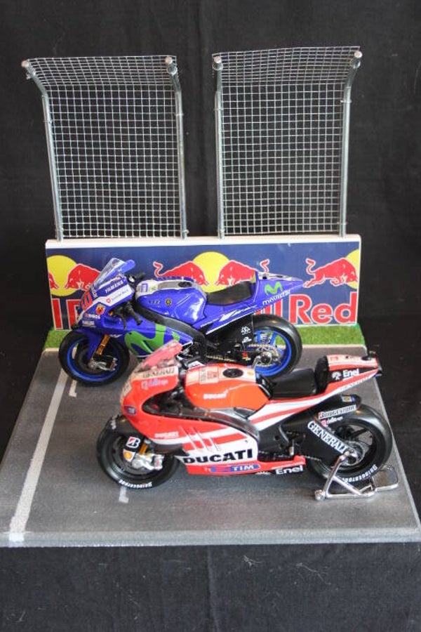 Diorama MotoGP Starting grid with wall and fences Red Bull 1:12