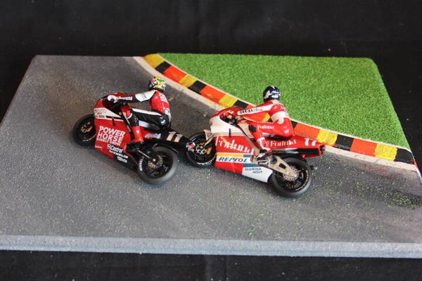 Diorama bend with black / red / yellow curbstones