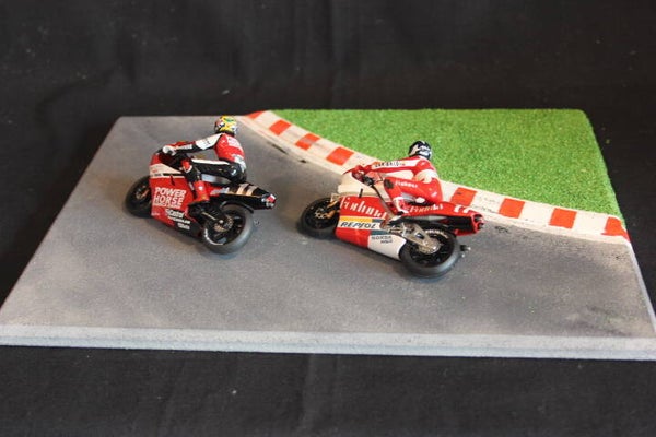 Diorama bend with white / red curbstones
