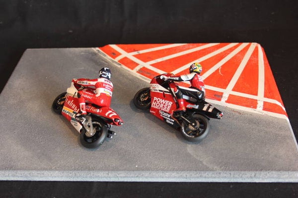 Diorama bend with white / red curbstones and red and white gras