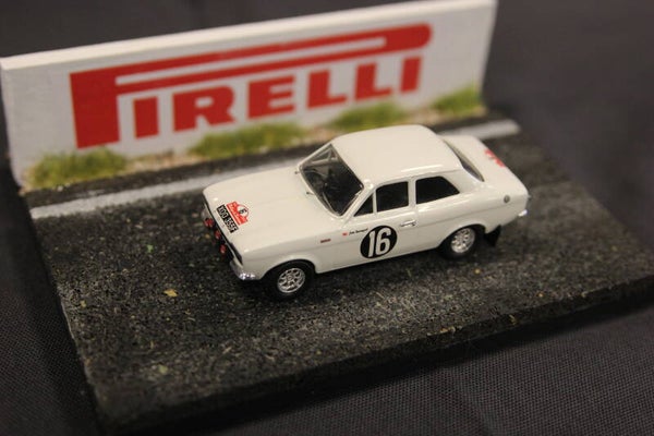 Diorama circuit with wall 1:43 "Pirelli"
