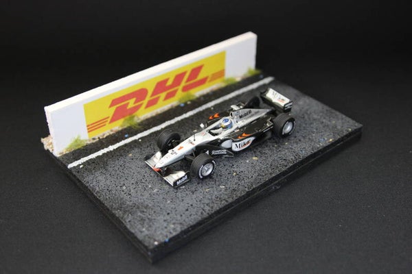 Diorama circuit with wall 1:43 "DHL"