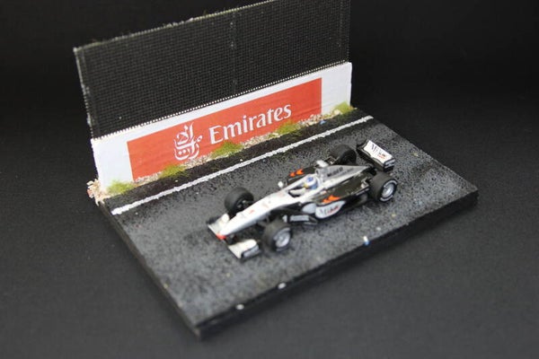 Diorama circuit with wall and fence 1:43 "Emirates"