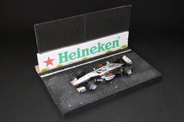 Diorama circuit with wall and fence 1:43 Heineken