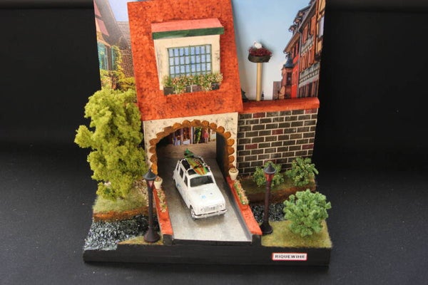 Diorama with Renault 4 and working straat lights 1:32 "Riquewihr, Elzas France"
