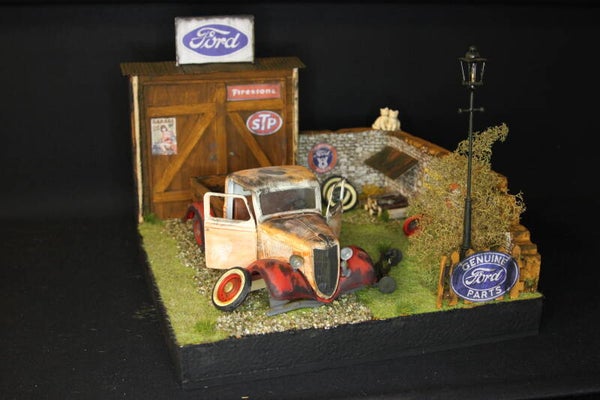 Diorama Abandoned Ford Workshop 1:18 with 1936 Ford V8 Pickup Truck