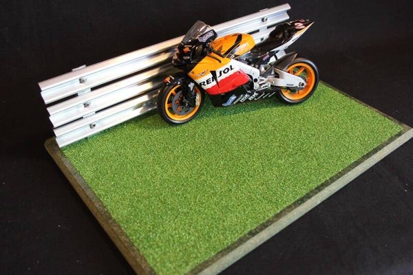Diorama Circuit Guardrail with gras 1:12
