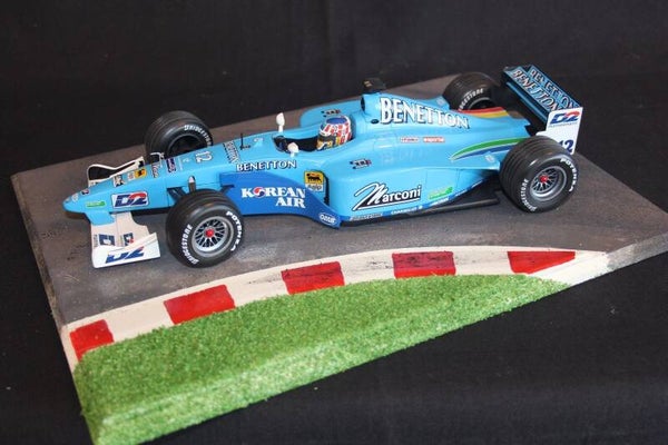 Diorama Grand Prix corner with red and white curbstones (gras) 1:18