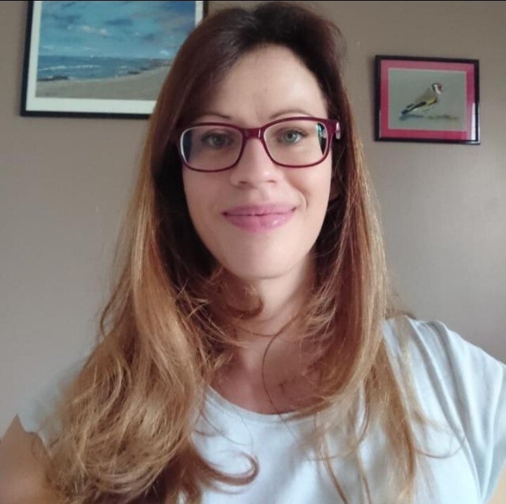 Visage souriant d'une thérapeute holistique. 
