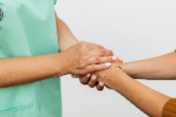 une poignée de mains entre un soignant et son patient