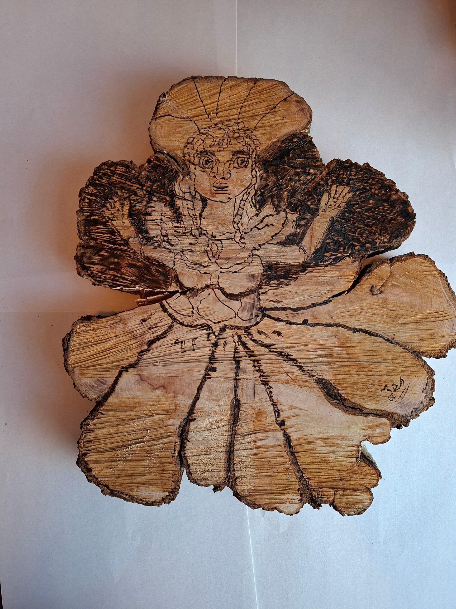 Elf op schijf hout gebrand