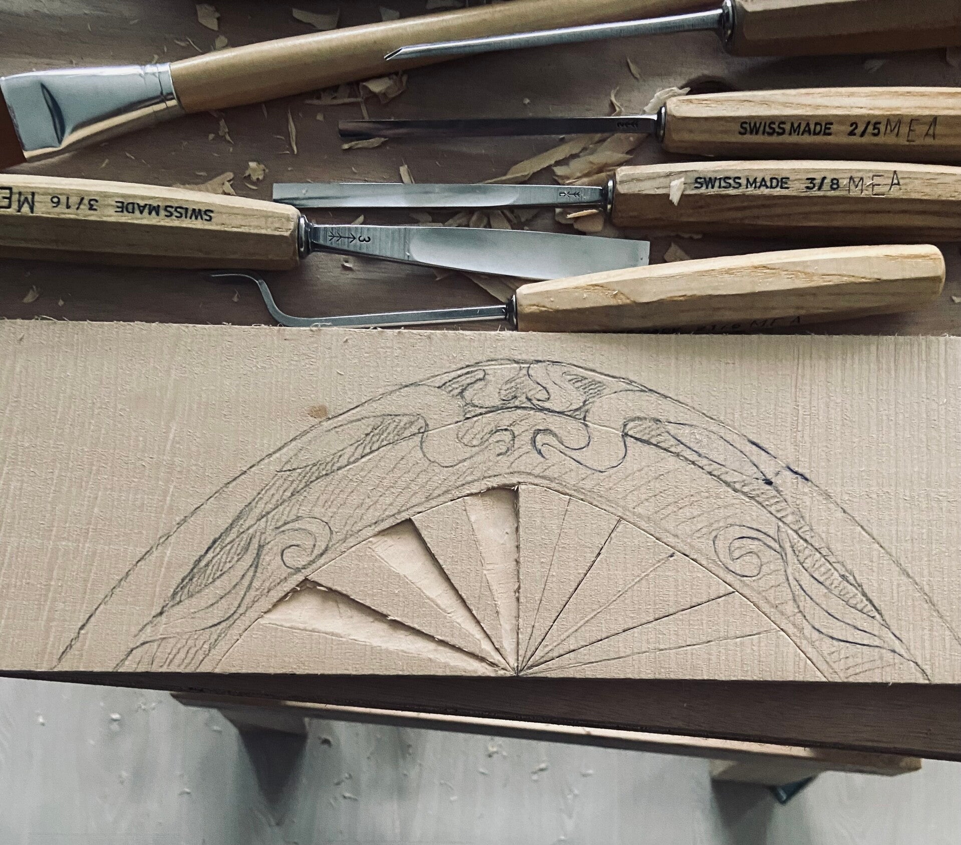 Ontwerp op houten lijst om gebeeldhouwd te worden