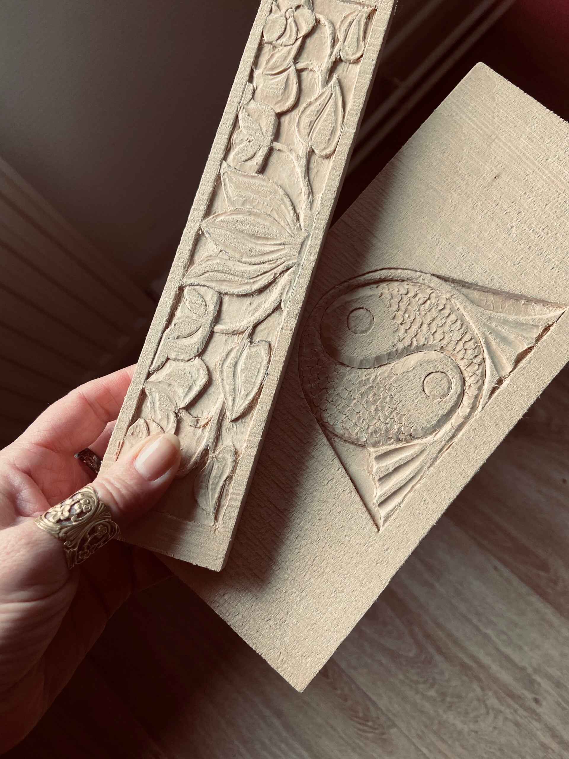 Hand houdt twee handgesneden lijsten vast