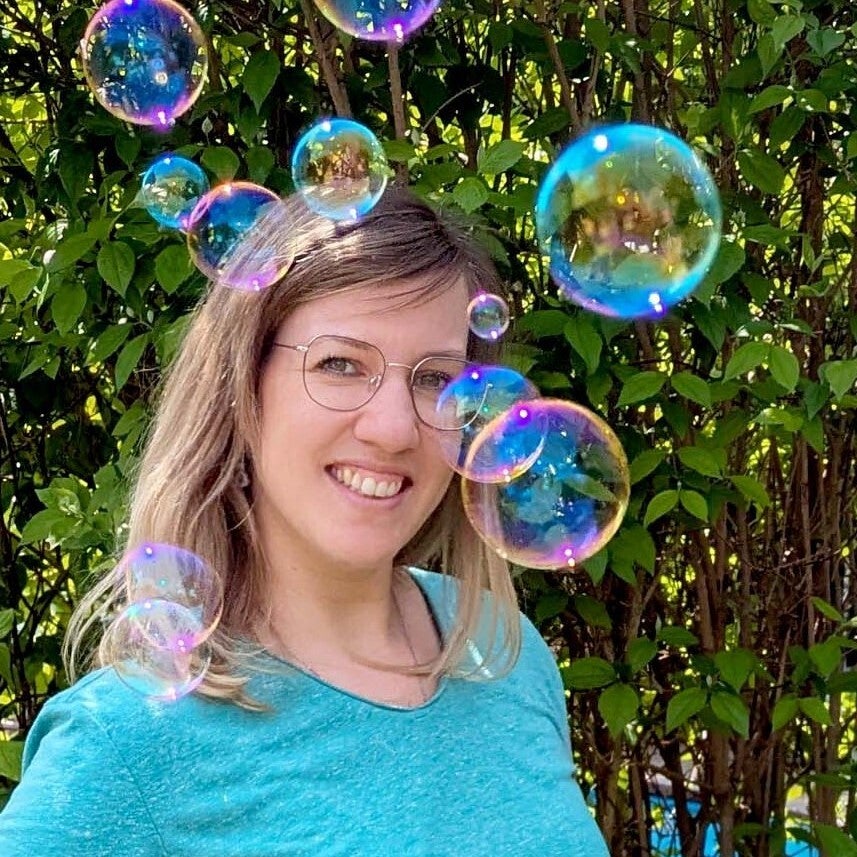 Christine, Grafikdesignerin von hoppipolla mit Seifenblasen