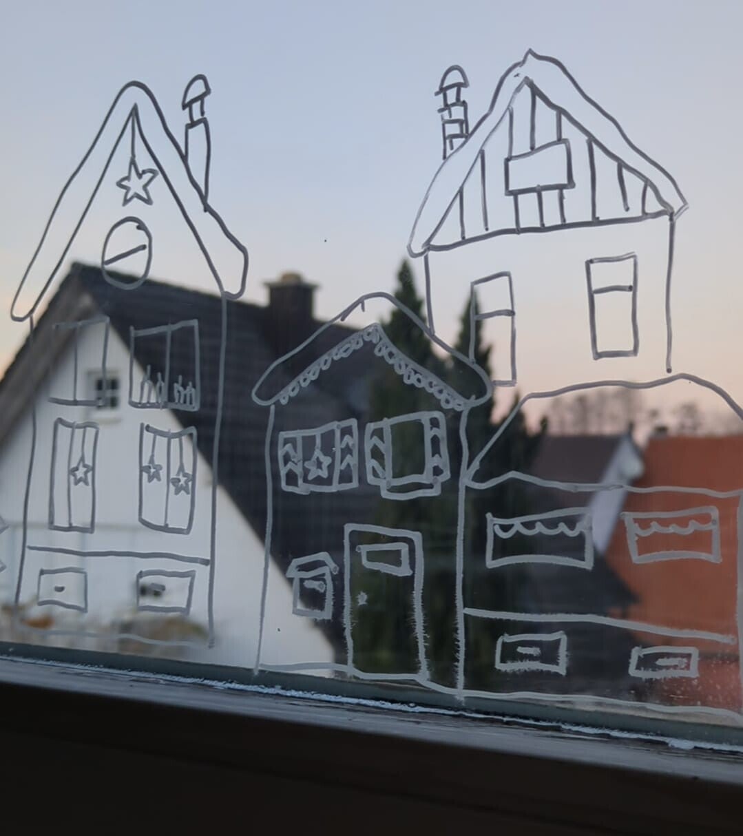 Fertiges Weihnachtsdorf von hoppipolla it Kreidemarker ans Fenster gemalt