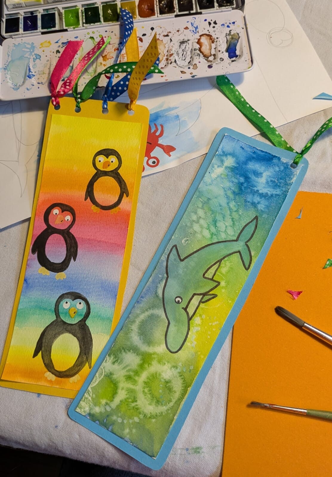 Kinder lauschen einer Kamishibai-Erzählerin im Kindergarten