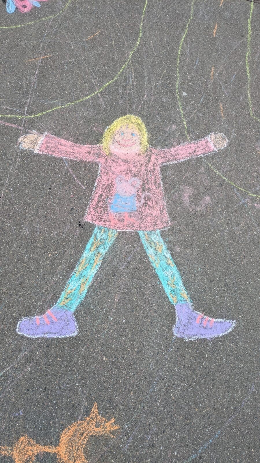 Kind-mit-strassenkreide-gemalt