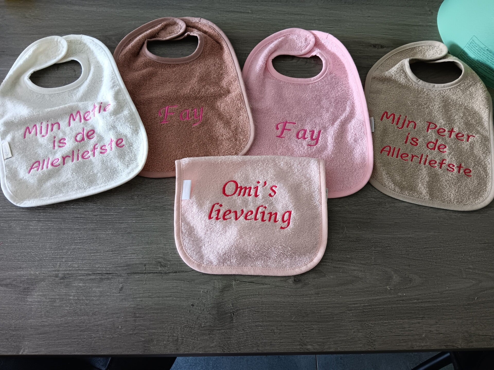 slabbetjes set van 5 stuks geborduurd met naam