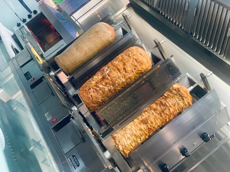 Vers gegrilde kebab aan spit bij Safara: een heerlijk gezicht om van te watertanden.