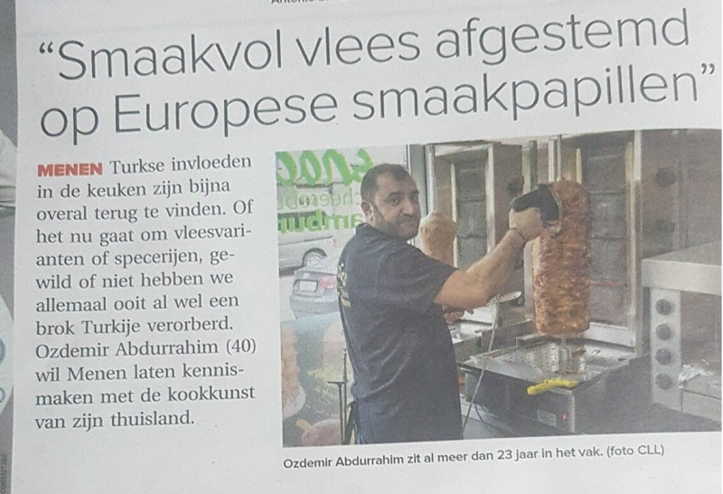 Abdurrahim Ozdemir, de oprichter van Safara Pitta, snijdt met liefde en vakmanschap vlees voor zijn heerlijke pitta's. Op de foto ziet u hem in actie, omringd door de aroma's van vers gesneden vlees. Een artikel geschreven over de man, de geschiedenis.