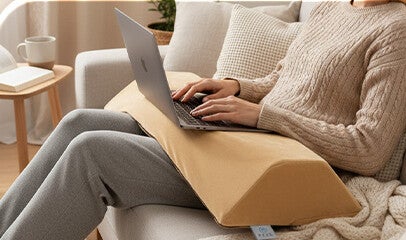 Laptoparbeiten oder Lesen mit Hilfe der Kissen