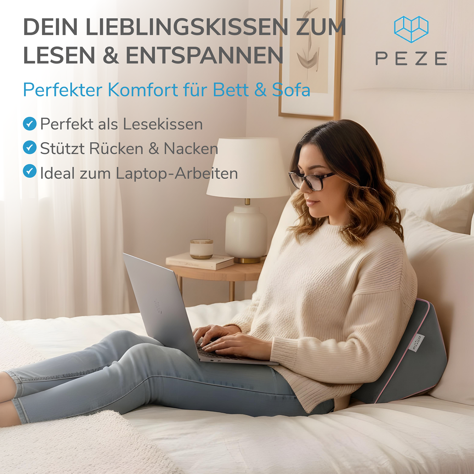 Eine Frau nutzt das Kissen als Rückenstütze und arbeitet am Laptop