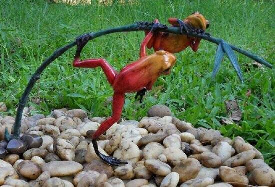 Tuinbeeld - glassculptuur - beeld - rode kikkers