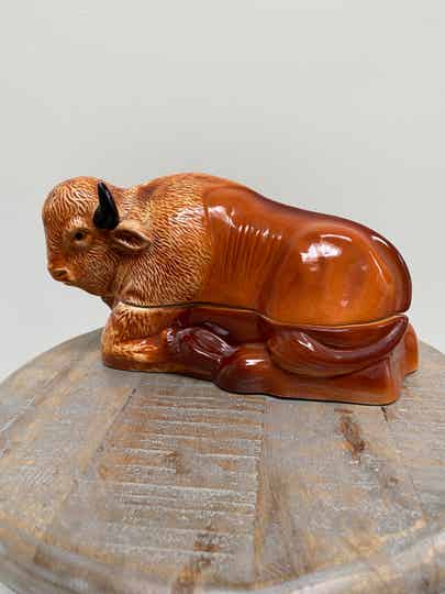 Michel Caugant patéschaal in de vorm van een bizon