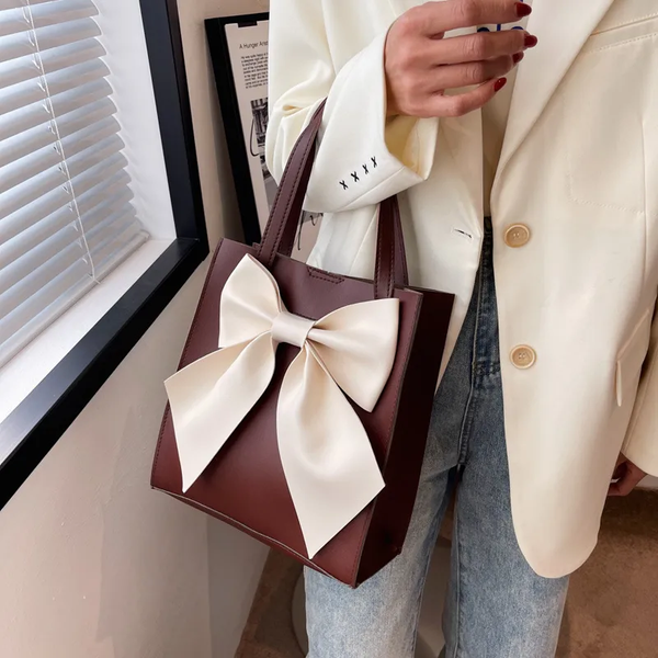 Sac style cuir avec noeud. Marron