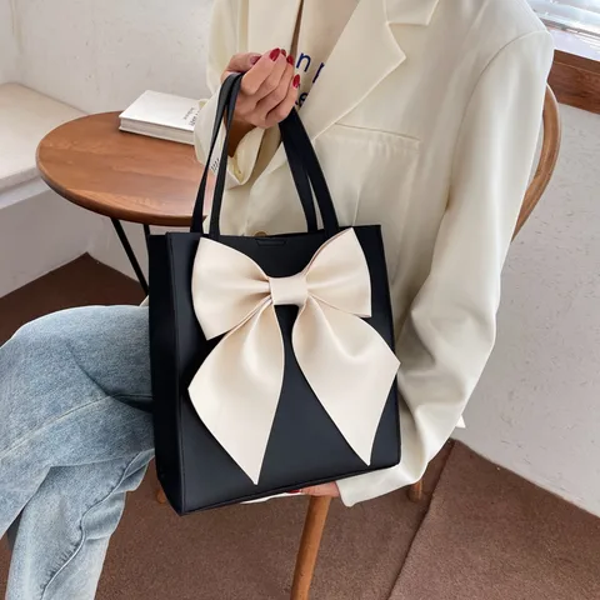Sac style cuir avec noeud. Noir