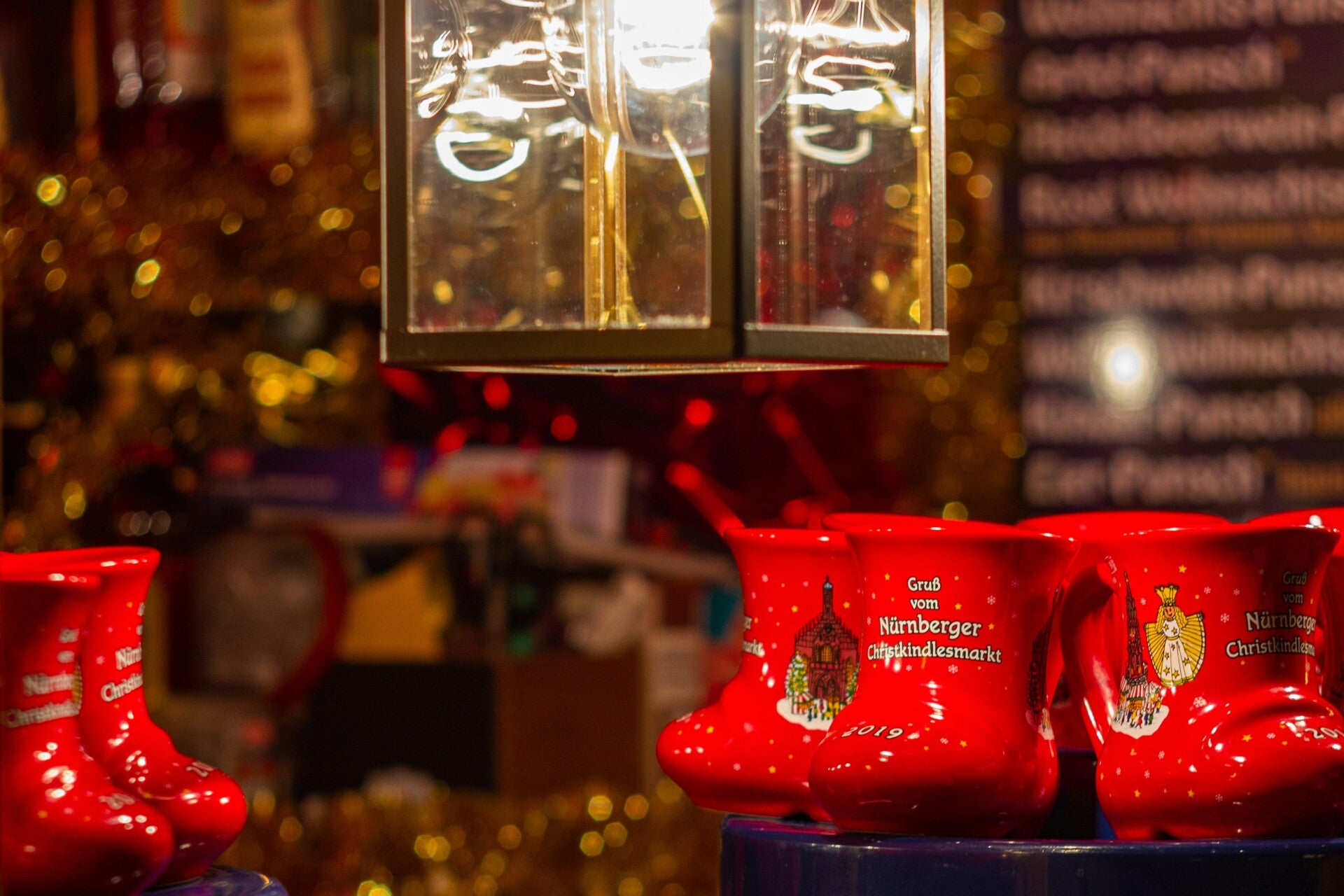 κούπες σε χριστουγεννιάτικη αγορά για ζεστό κρασί