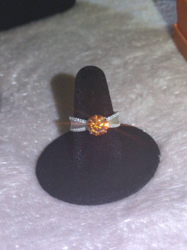 Sz 7 S925 Sterling Silver solitaire ring with a vibrant, round-cut Moissanite gemstone