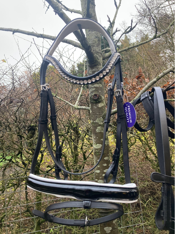 Profi Rider hoofdstel wit onderlegd volledig anatomisch gevormd met lak neusriem