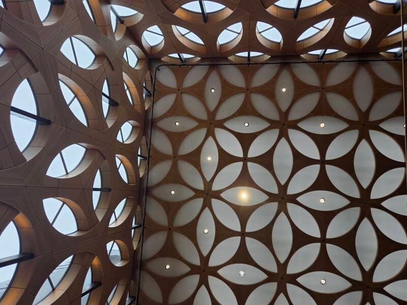 Grafisch plafond met herhalende ronde en geometrische vormen in moderne architectuur