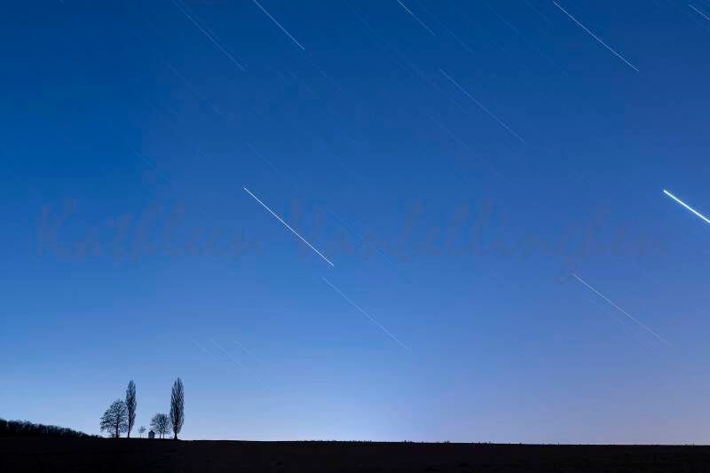 Les étoiles files au-dessus de la chapelle