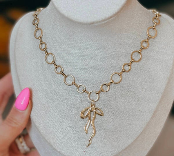 Gold curvy bow necklace