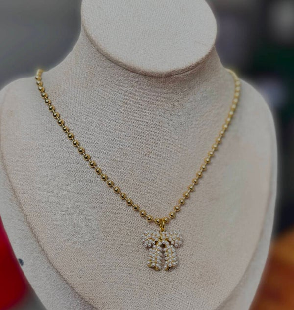 Bow pearl necklace