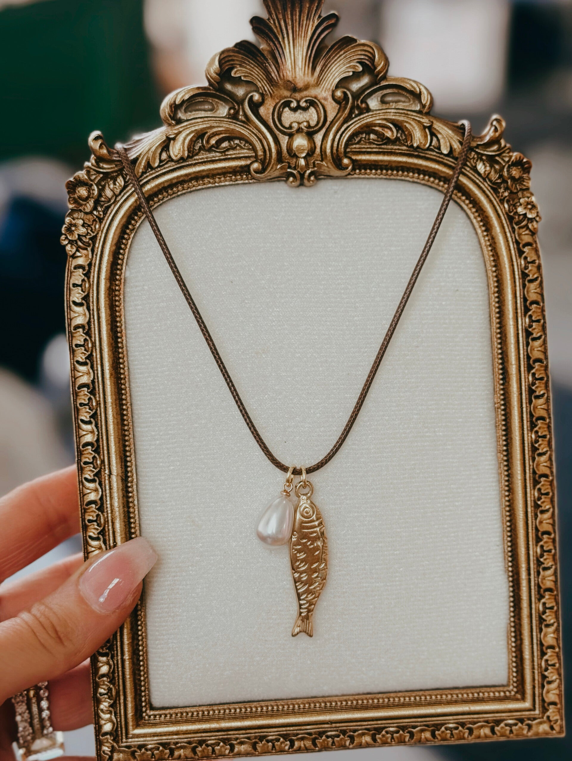 Cord chain necklace with fish