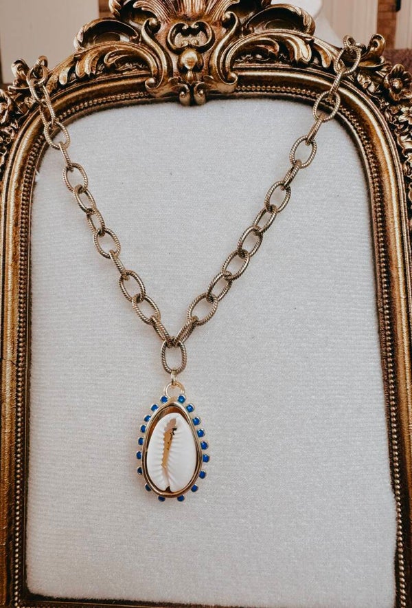 Shell necklace with blue diamonds