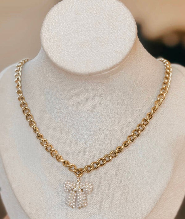 Pearl bow with thick gold chain
