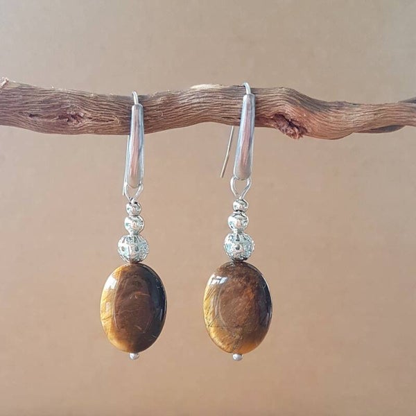 Hangers met ovalen tijgeroog natuursteen (zorgt voor balans) .