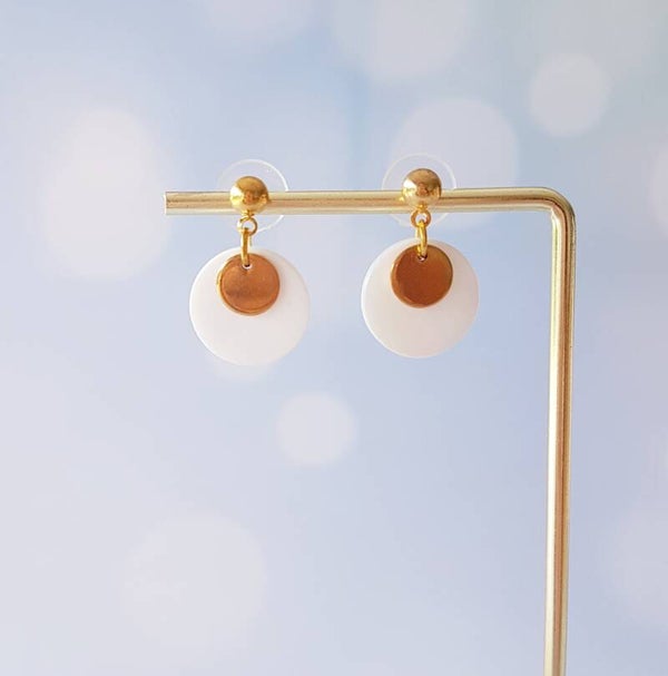 Goudkleurige oorstekers met parelmoerschelp hanger + muntje.